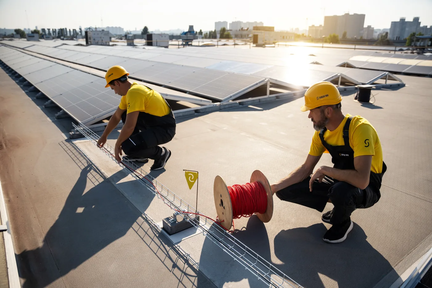 Монтажники SUNSAY NRG працюють на даху з кабельними лініями